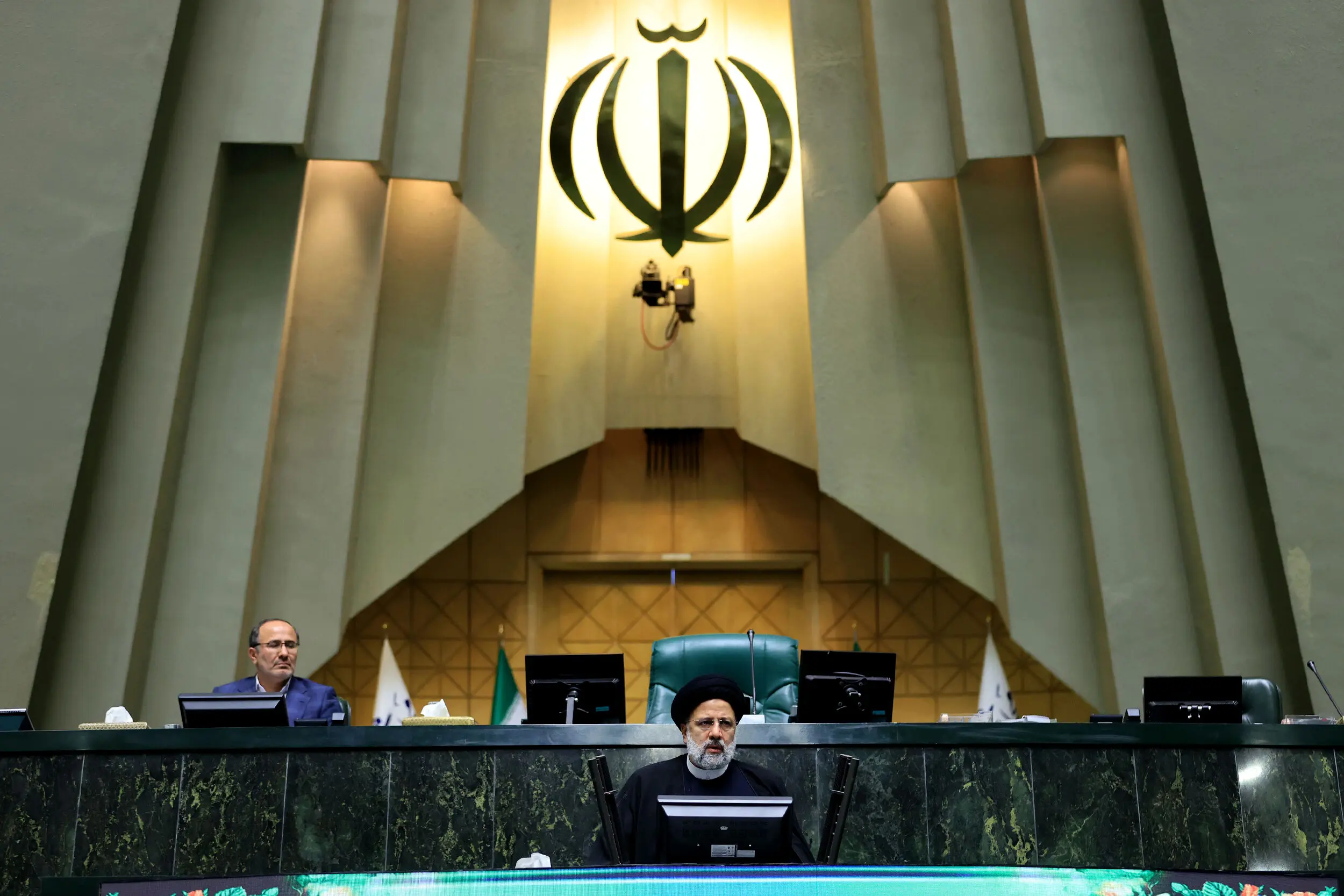 رئیسی پا جای پای احمدی‌نژاد گذاشت 