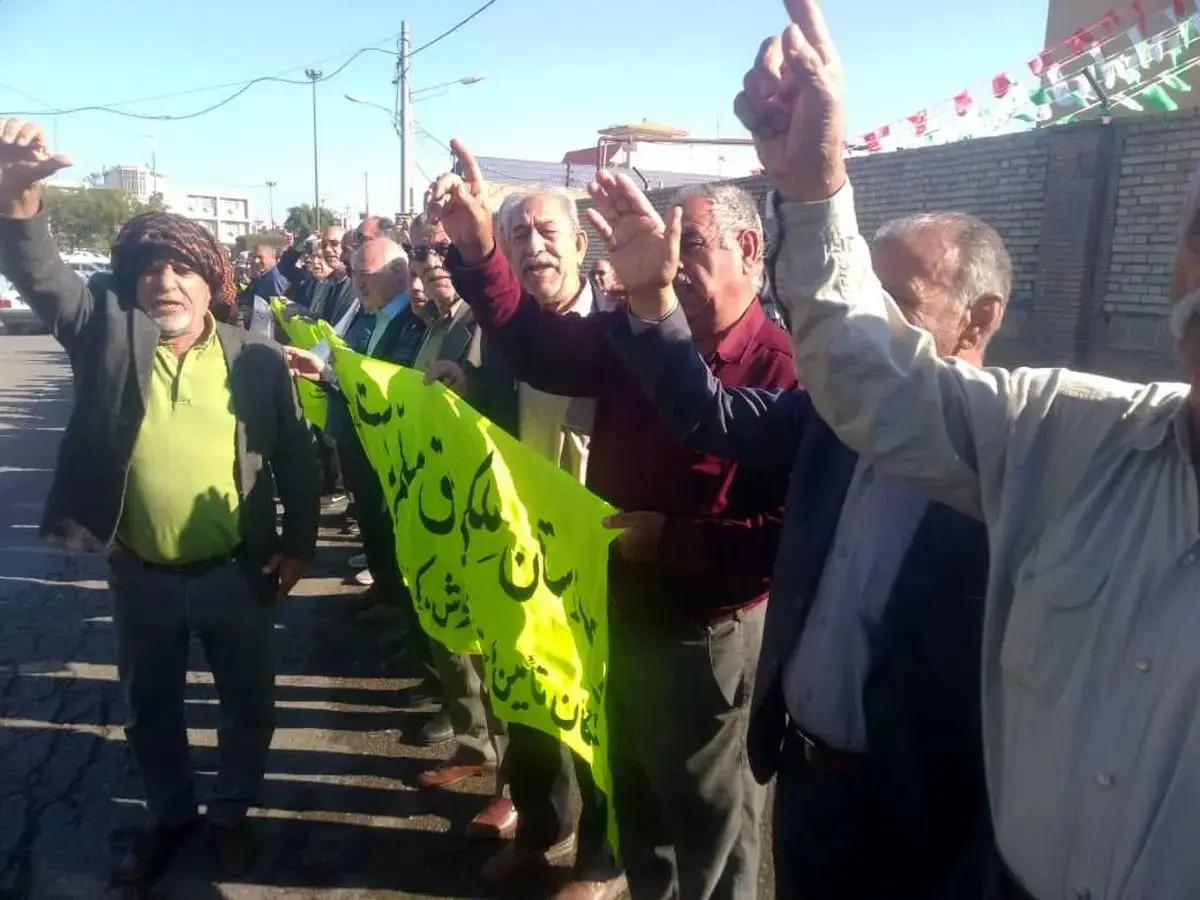 تجمع بازنشستگان تامین اجتماعی در اعتراض به واریز حقوق فروردین ماه ‍۱۴۰۴