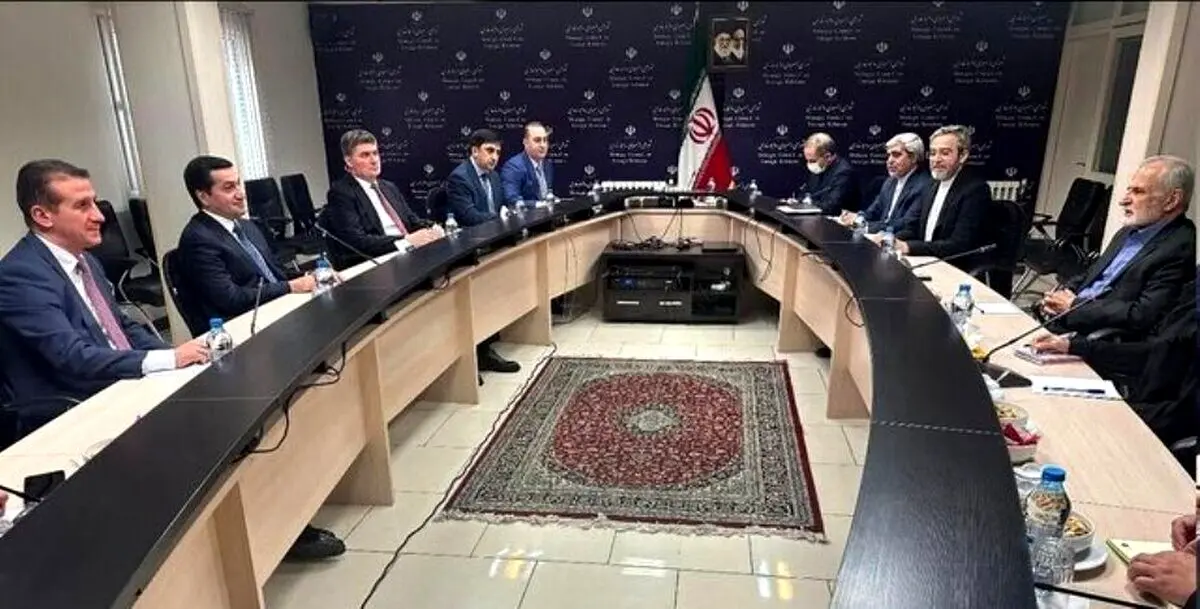 دیدار کمال خرازی و دستیار الهام علی‌اف