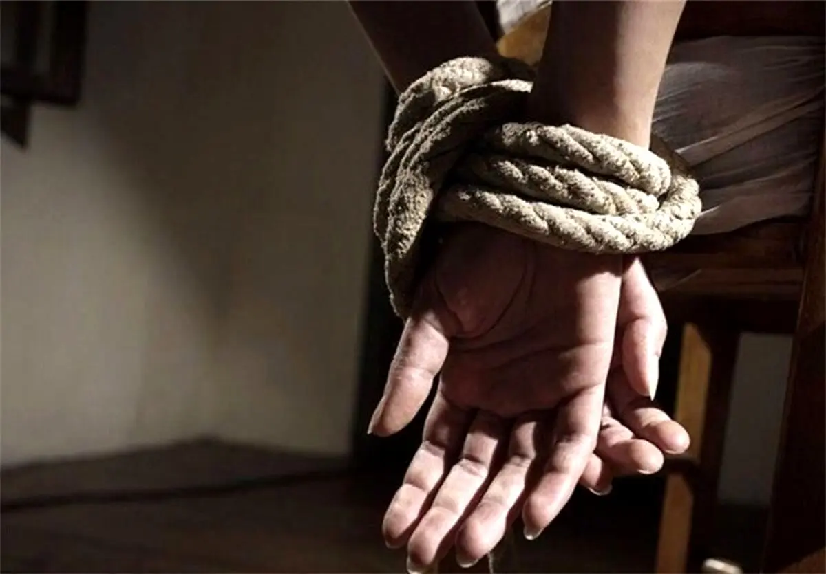 مادری که پسرش را گروگان گرفت + عکس