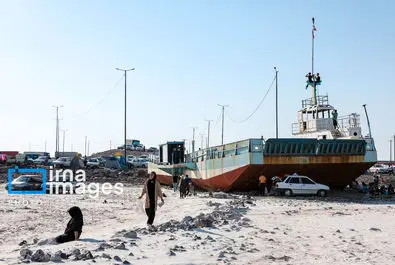 شنا کردن مردم در دریاچه بی‌جان ارومیه + عکس