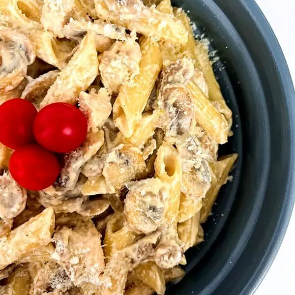 طرز تهیه پاستا خوشمزه و ساده ایتالیایی با مرغ و سس سفید

