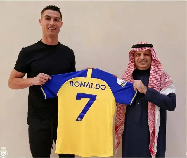 اولین واکنش رونالدو به توافق با النصر 
