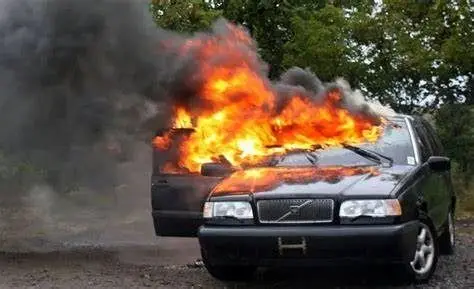 تصادف مرگبار یک خودرو با عوارضی اتوبان+فیلم