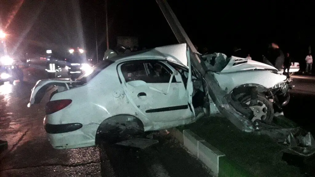 فوت ٢ نفر بر اثر برخورد ۲۰۶ با تیر برق