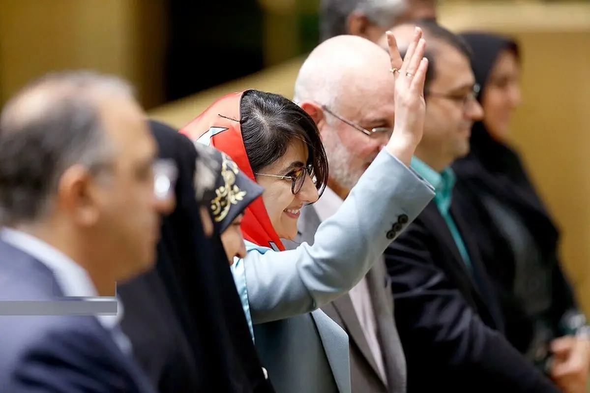شادی جنجالی برخی نمایندگان از حضور زنان خارجی در مجلس + عکس