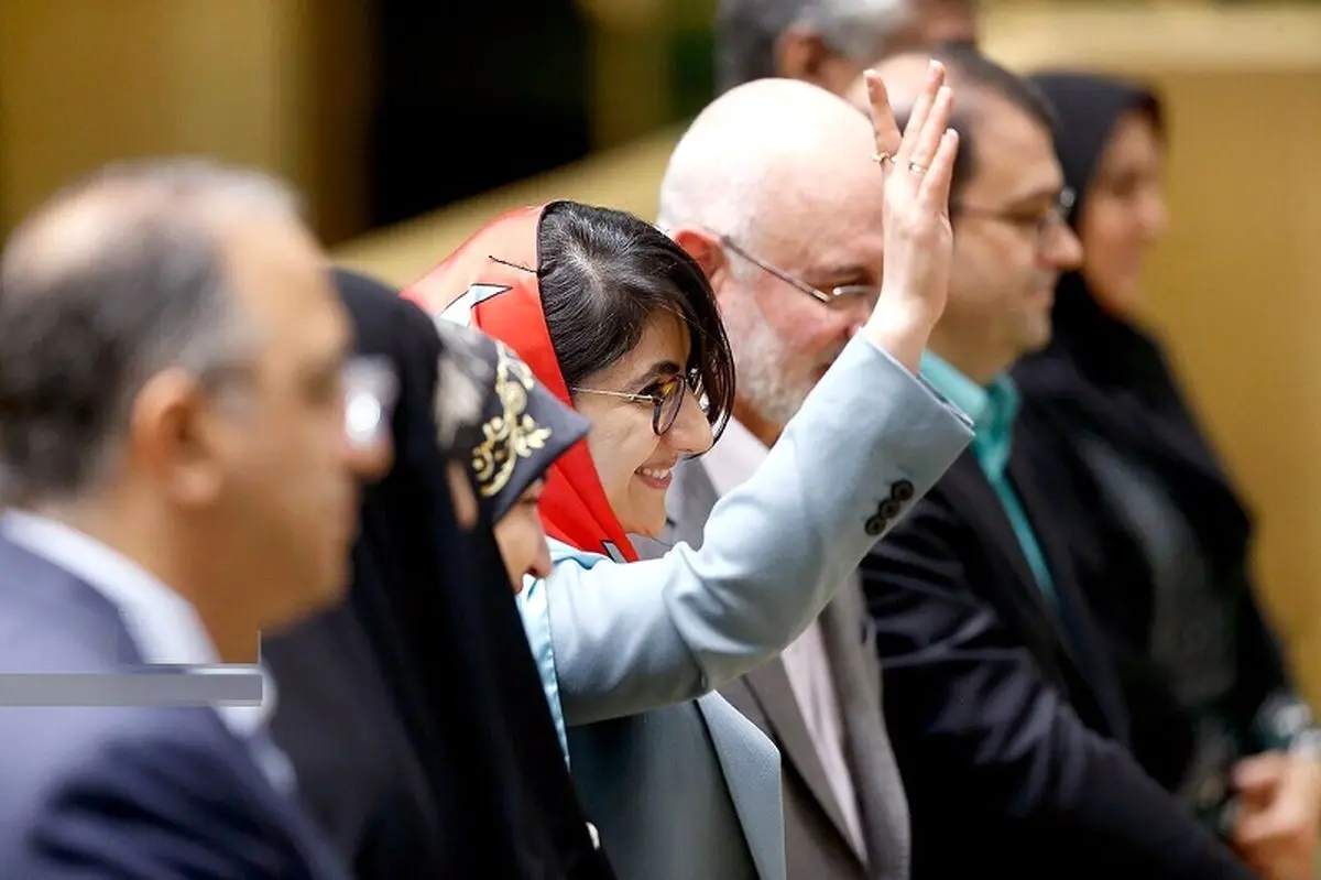 شادی جنجالی برخی نمایندگان از حضور زنان خارجی در مجلس + عکس