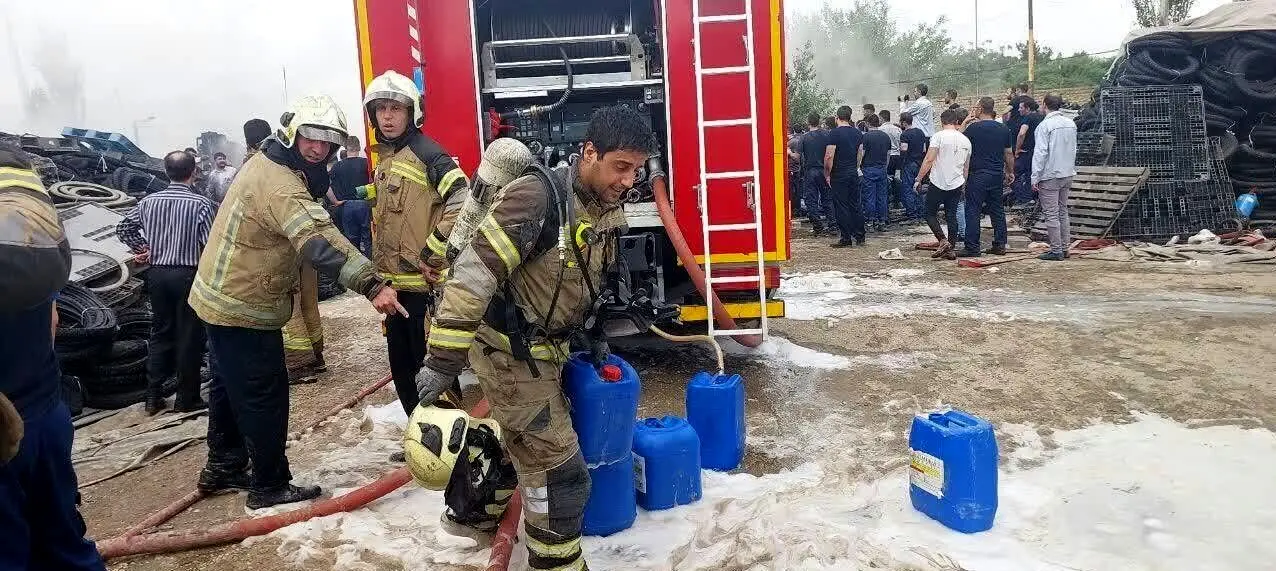 80 مصدوم در حادثه آتش سوزی در کارخانه لاستیک سازی جاده شهریار