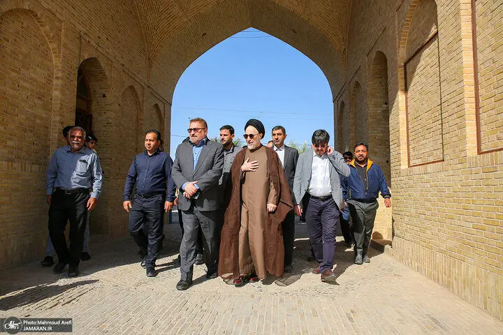 دست دادن خاتمی با یک زن سالخورده +فیلم