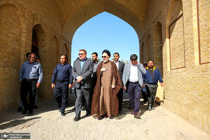 دست دادن خاتمی با یک زن سالخورده +فیلم