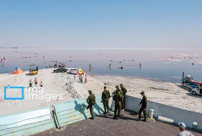 شنا کردن مردم در دریاچه بی‌جان ارومیه + عکس