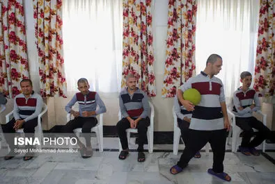 حسن یزدانی در آسایشگاه معلولین ذهنی شهید بهشتی مشهد