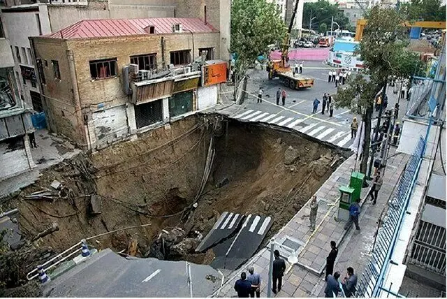 فرونشست زمین در بزرگراه آبشناسان