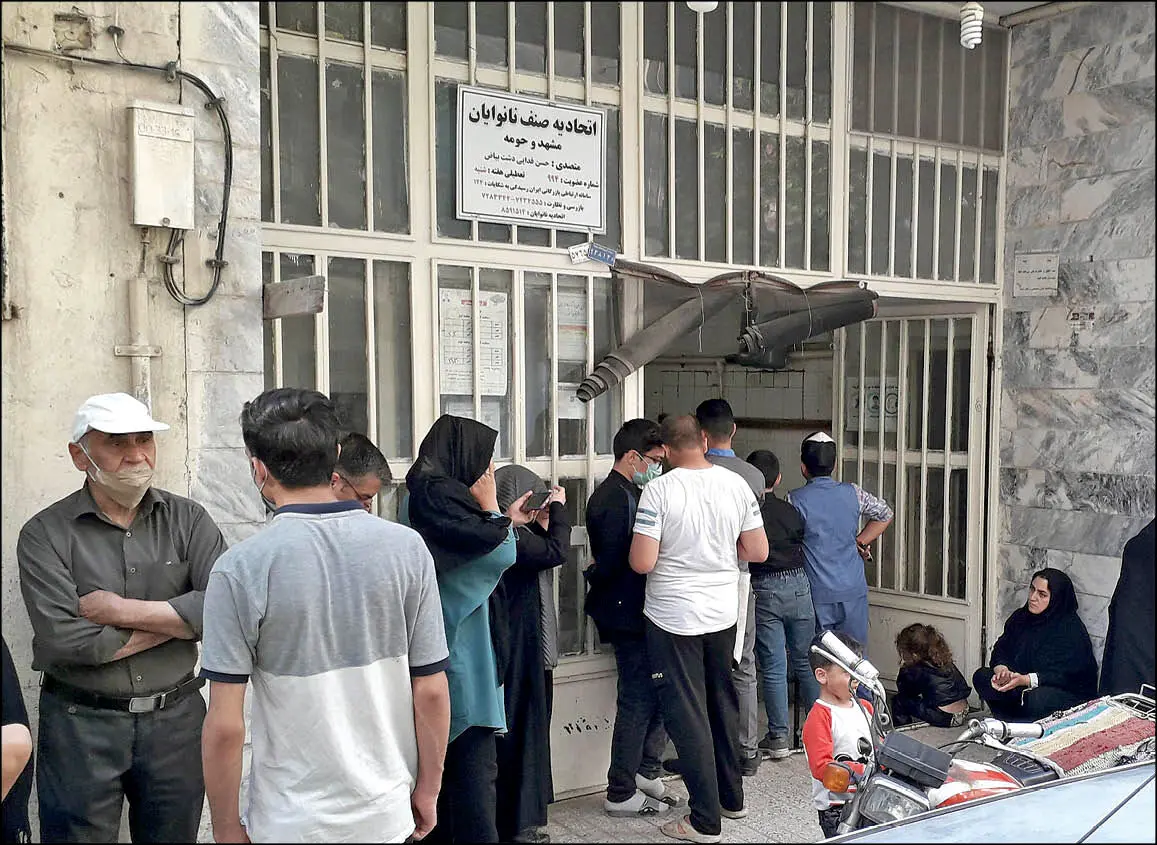 پشت پرده صف های طولانی نان