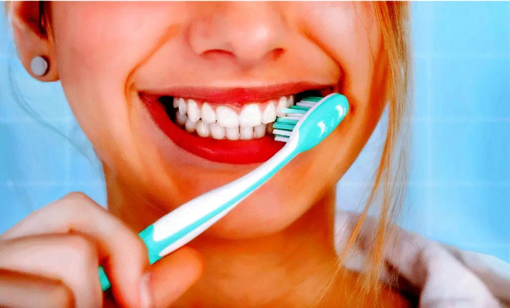 بعد از مسواک زدن دهان را بشوریم یا نه؟