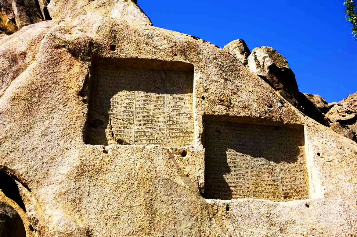 تخریب کتیبه هخامنشی با نارنجک دست‌ساز در چهارشنبه سوری + عکس