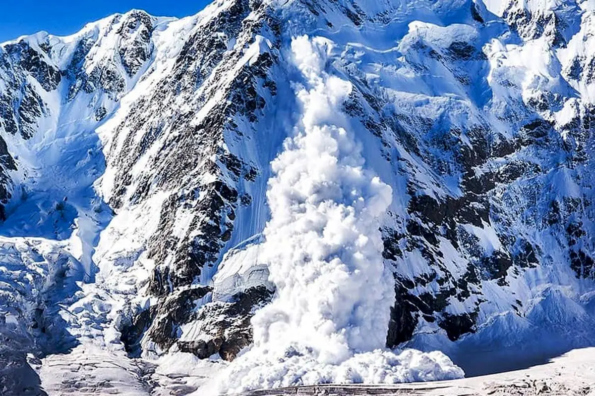 سقوط بهمن قربانی گرفت