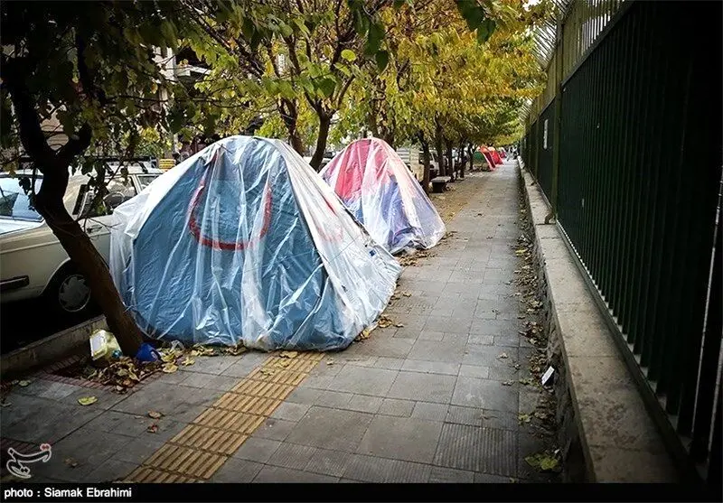 چادر نشینی همراهان بیمار اطراف بیمارستان های  تهران 