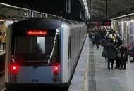 اختلال در مترو؛ مسافران درهای اضطراری را شکستند و وارد ریل شدند +فیلم