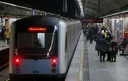 اختلال در مترو؛ مسافران درهای اضطراری را شکستند و وارد ریل شدند +فیلم