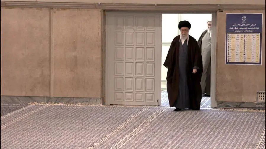  حضور رهبر انقلاب در منزل رئیسی
