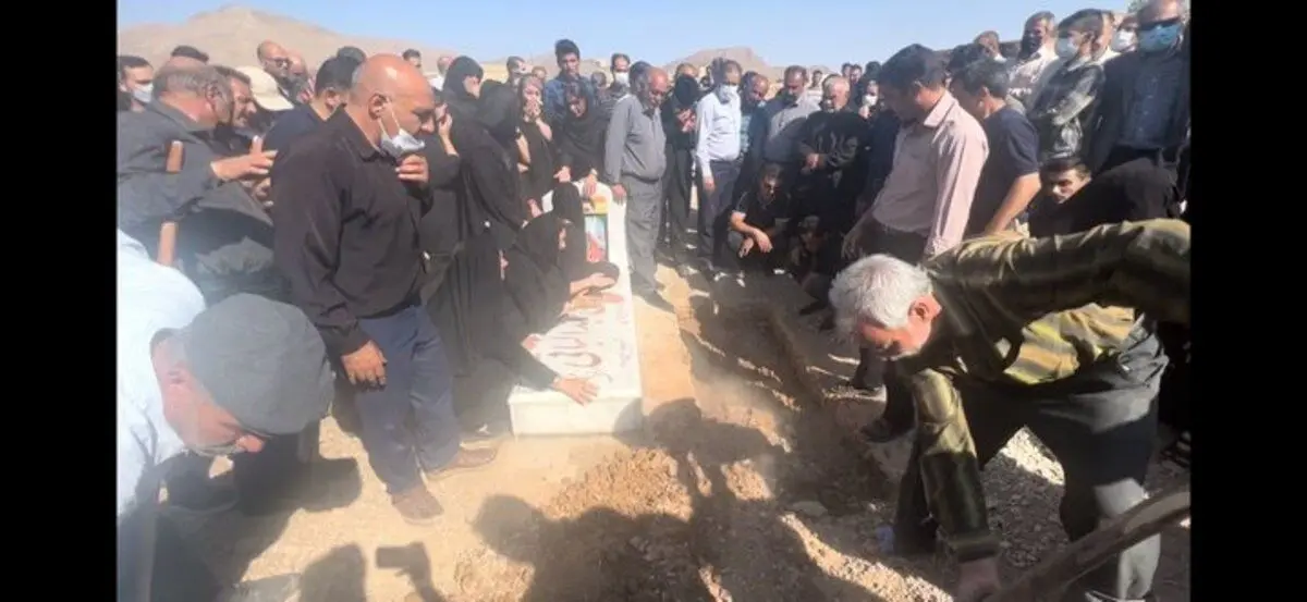 خاکسپاری مجید عبدالباقی کنار برادرش / تصویر