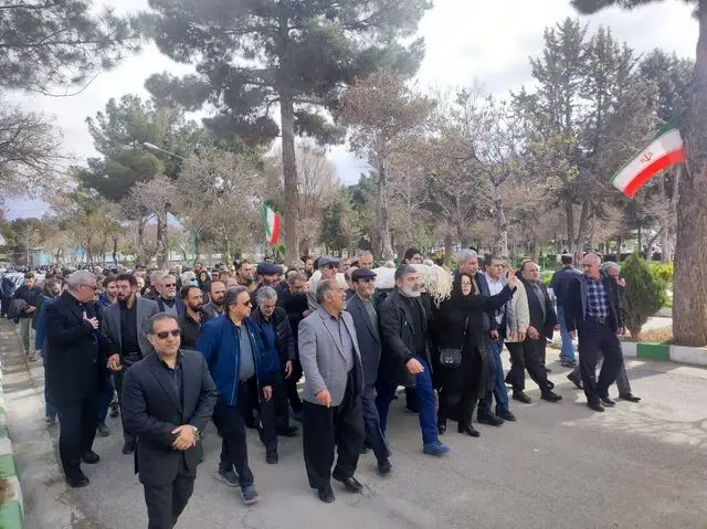 شاعر معروف «۲ کاج» به خاک سپرده شد+عکس