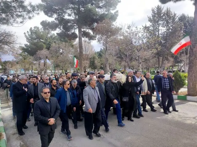 شاعر معروف «۲ کاج» به خاک سپرده شد+عکس