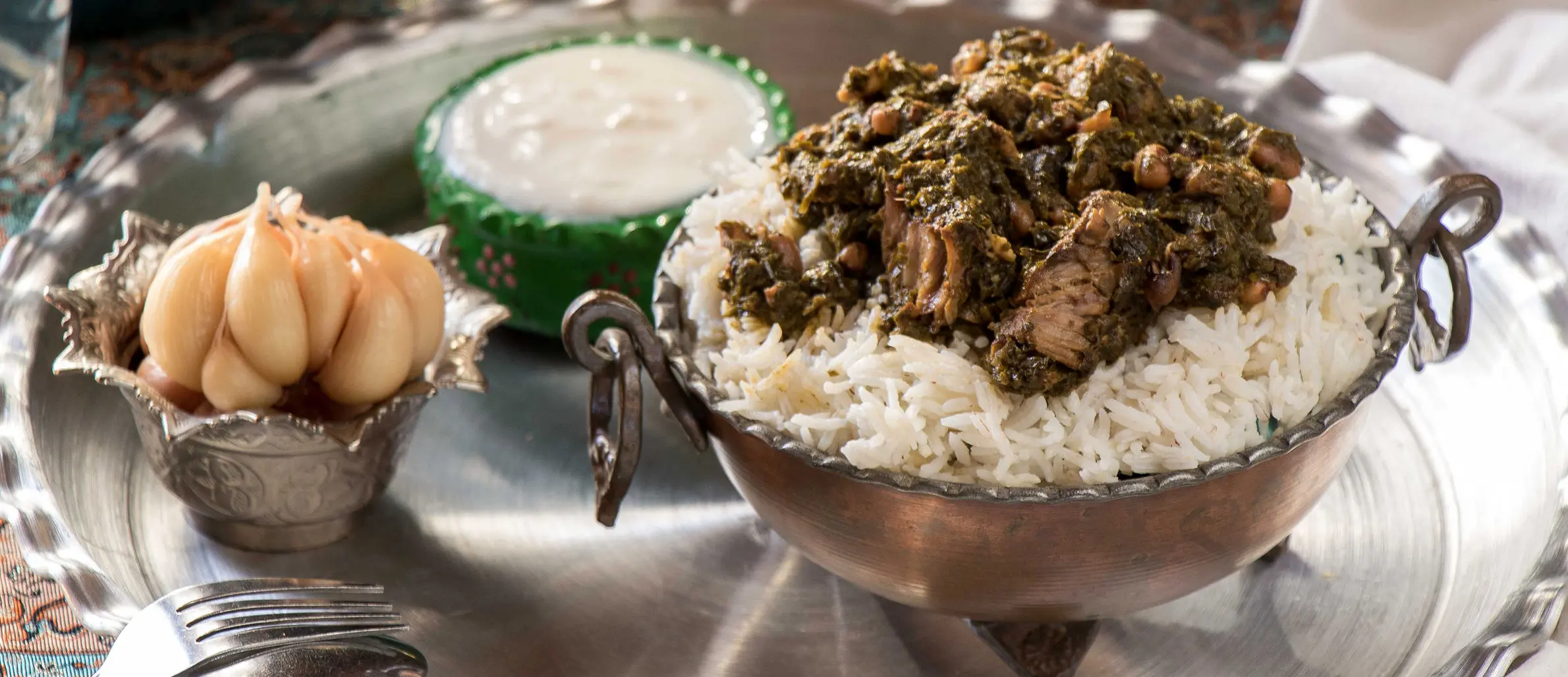 قیافه دیدنی بلاگر آمریکایی هنگام خوردن قورمه سبزی