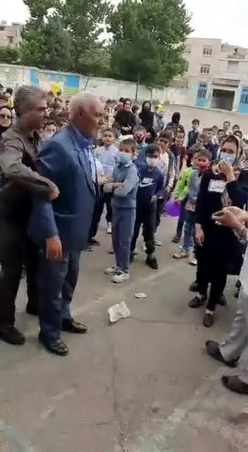ببینید | ضرب‌وشتم شدید ناظم مدرسه توسط پدر یک دانش‌آموز

