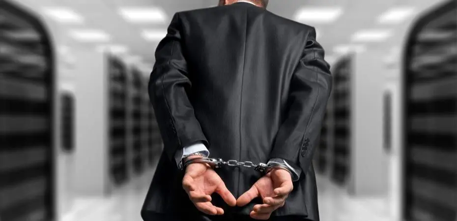 اختلاس ۱۸۰۰ میلیاردی کارمند بانک در فارس
