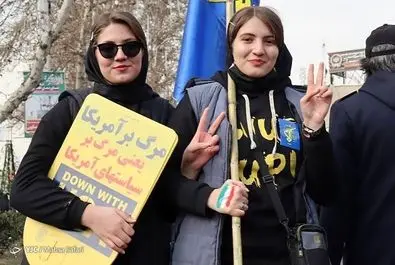 حضور زنان با تیپ و حجاب متفاوت در راهپیمایی