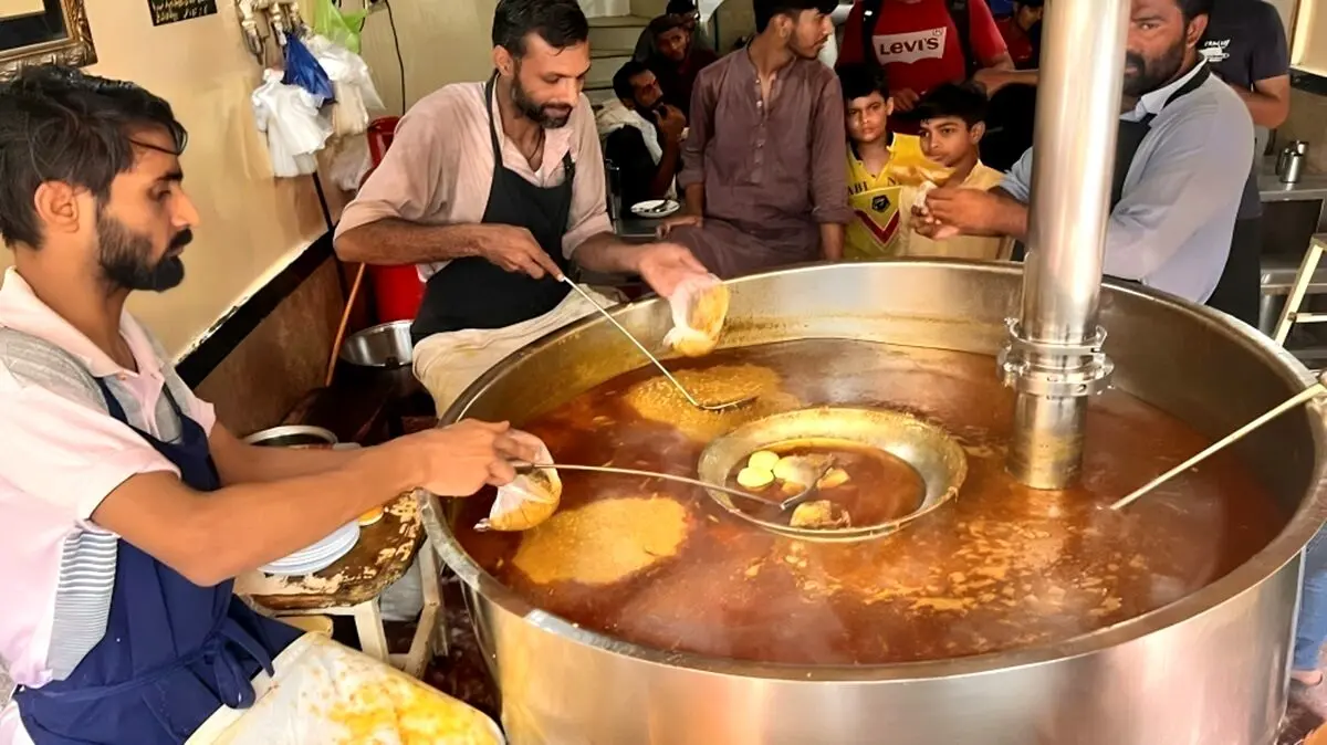  غذای خیابانی؛ پخت و سرو ۵۰۰ کیلو آب نخود با مرغ و تخم مرغ / ویدئو

