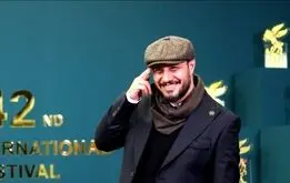 جواد عزتی با تمساح خونی اش آمد؛سوپرایز جواد عزتی برای سینما

