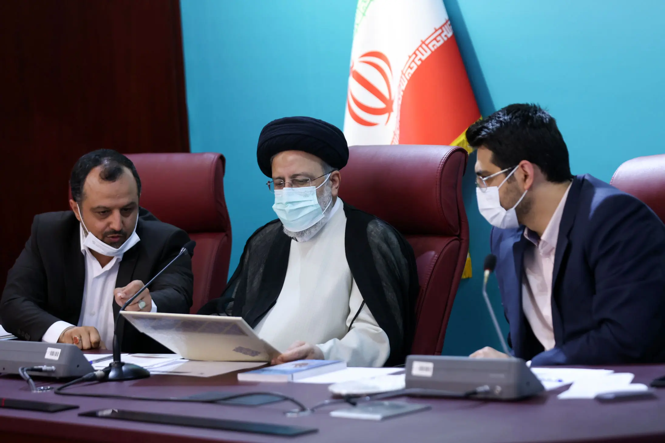 در دولت چه خبر است؟ | ابلاغ حقوق بازنشستگان از یک طرف  و دستور بررسی و اصلاح از سوی دیگر