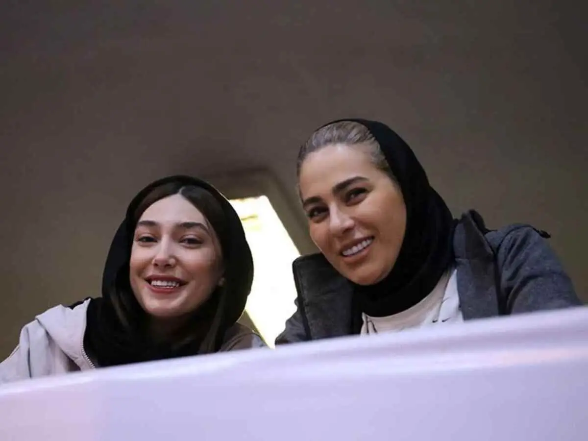 شادی مبینا نعمت‌زاده در کنار ساعی و جام قهرمانی + عکس