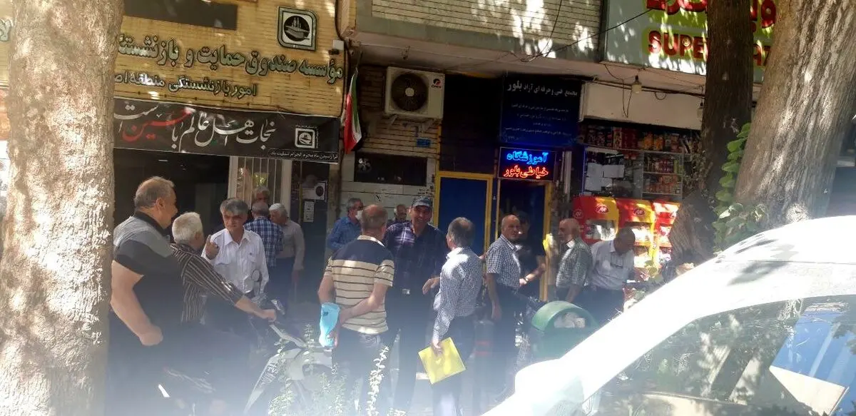 تجمع بازنشستگان در اعتراض به مستمری 1402 و همسان سازی حقوق ها