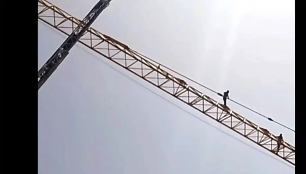 اقدام هولناک کارگر ایلامی برای خودکشی + فیلم