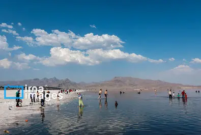 شنا کردن مردم در دریاچه بی‌جان ارومیه + عکس