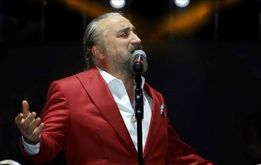 خواننده مشهور حین اجرا درگذشت!