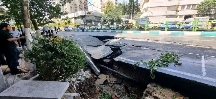 فرونشست زمین در تهران خودروها را بلعید!+عکس