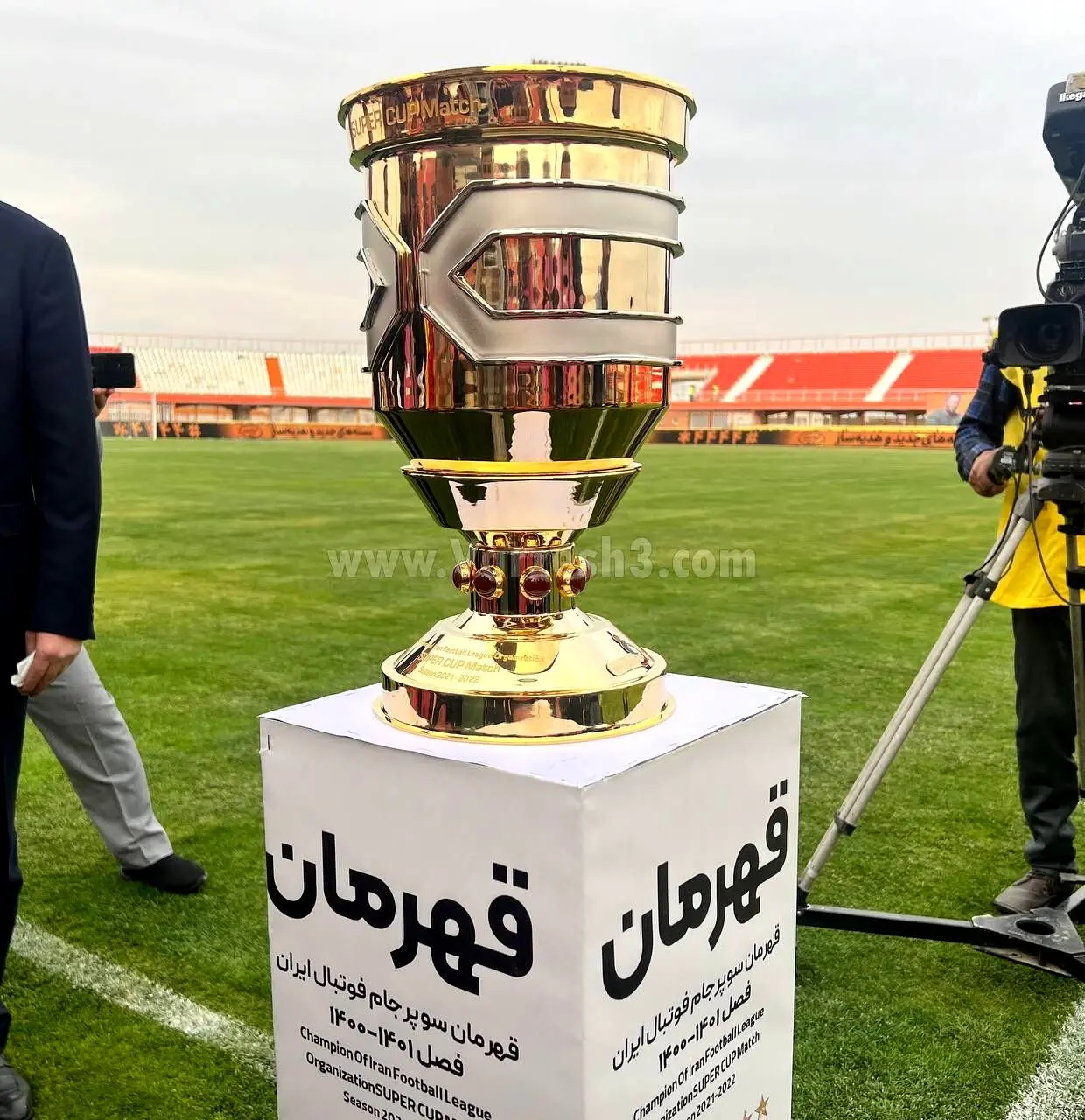 لحظه دریافت کاپ قهرمانی تیم فوتبال استقلال + فیلم