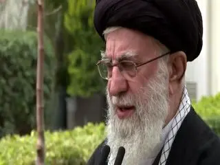 فرزند ارشد رهبر انقلاب در حال خادمی در چایخانه حرم امام رضا(ع) + فیلم

