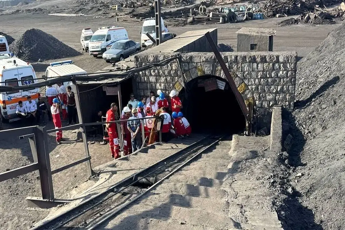 حضور رسول خادم و پرویز پرستویی در میان خانواده های جانباختگان معدن طبس + فیلم