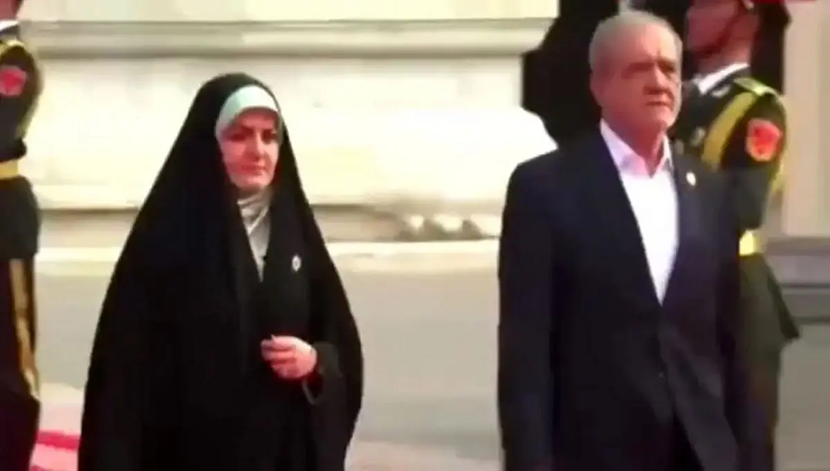 لحظه ورود پزشکیان و دخترش به مراسم رژه در چین + فیلم