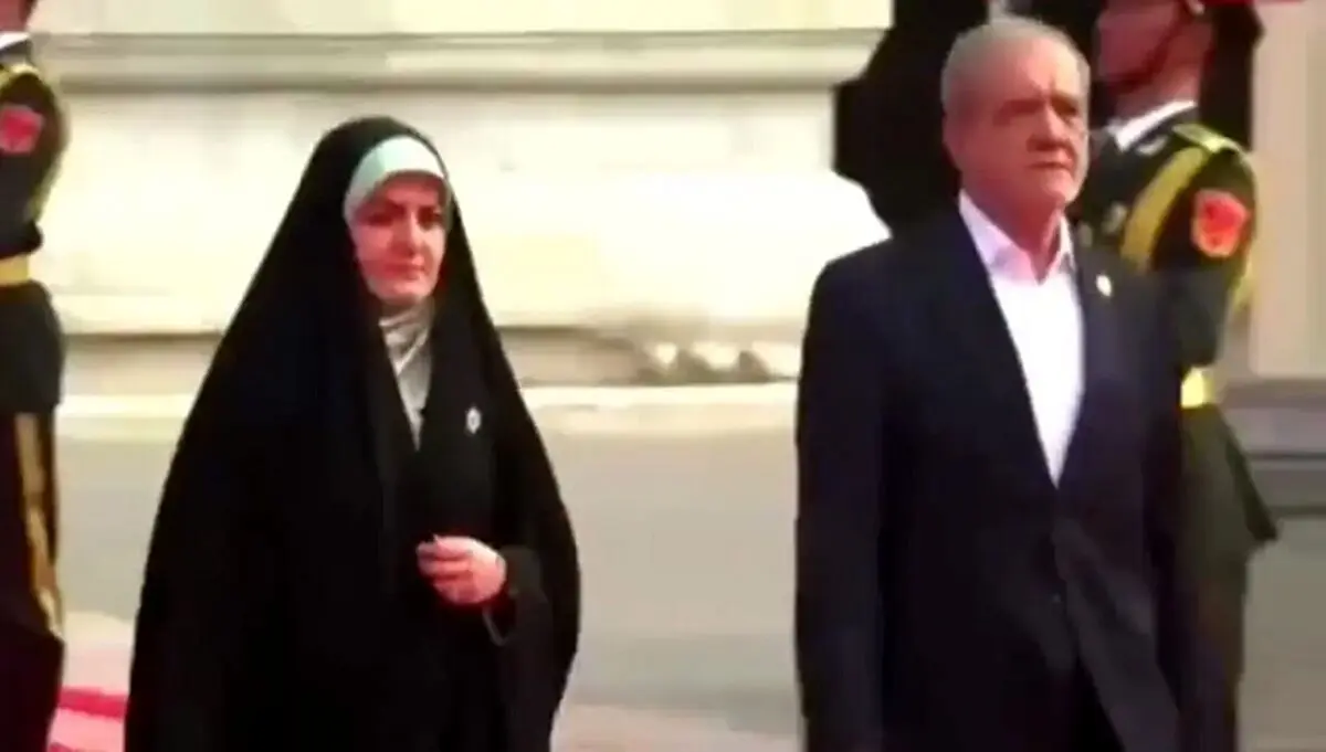 لحظه ورود پزشکیان و دخترش به مراسم رژه در چین + فیلم