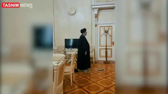 ببینید | تصاویر جدید از نماز خواندن رئیسی در کرملین