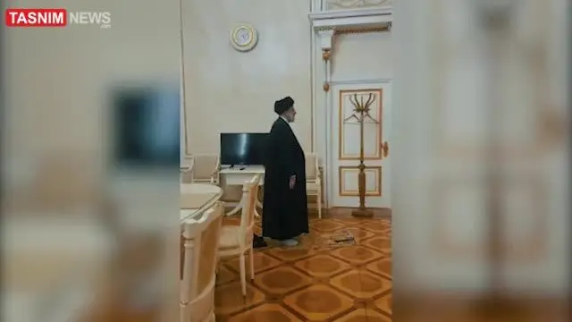 ببینید | تصاویر جدید از نماز خواندن رئیسی در کرملین