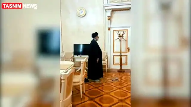 ببینید | تصاویر جدید از نماز خواندن رئیسی در کرملین