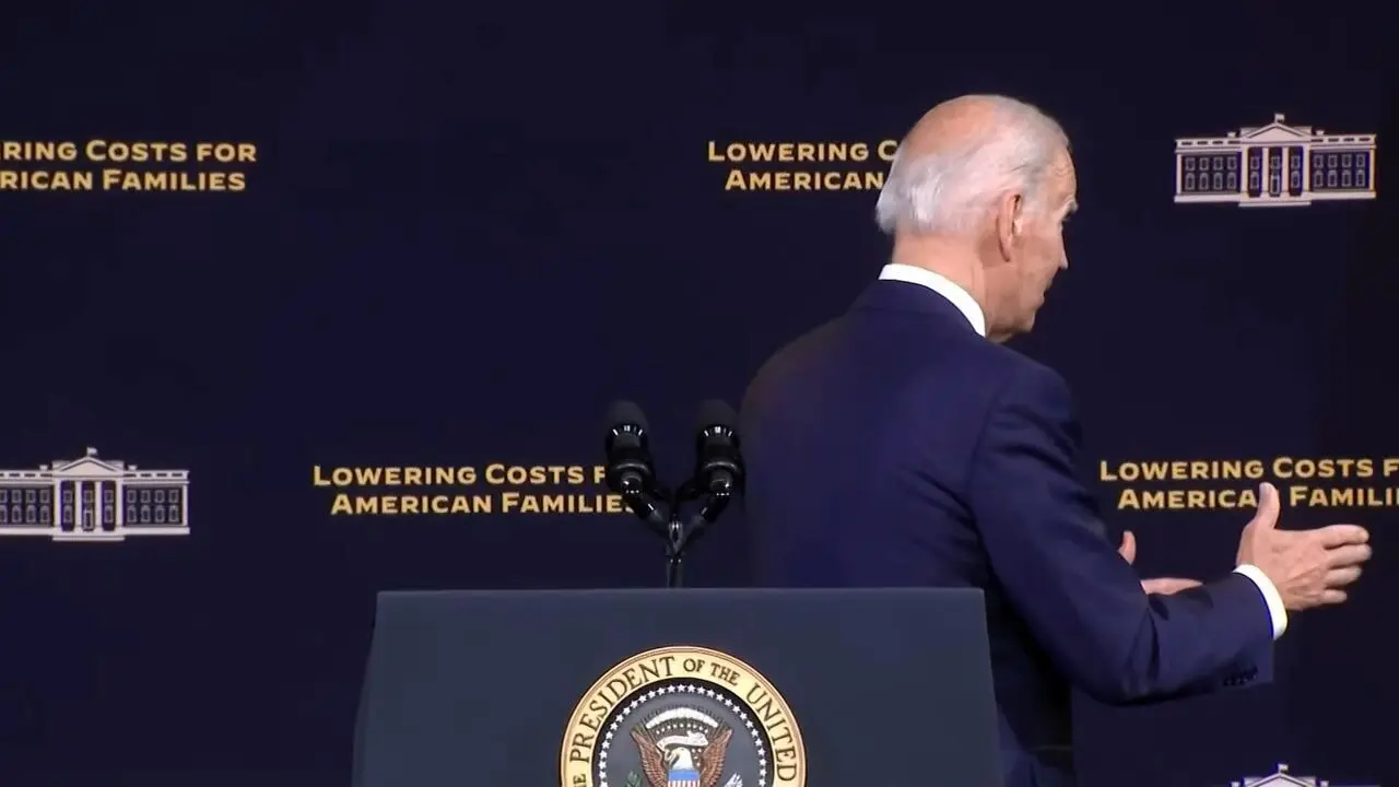 جو بایدن دوباره با افراد خیالی دست داد! | ببینید 